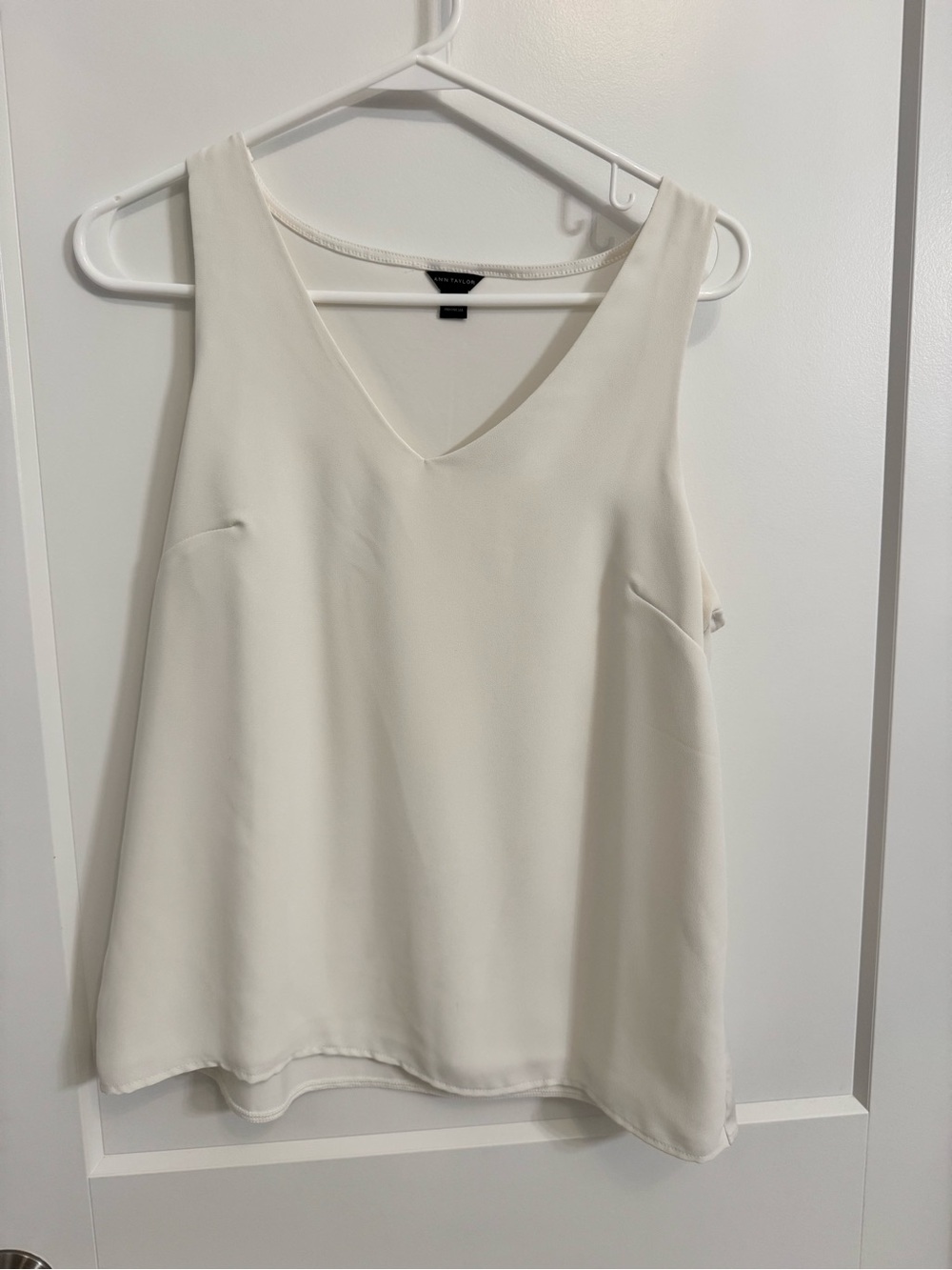 Ann Taylor Women's Cream V-Neck Sleeveless Top
